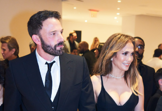 Kiderült, mit vésetett Ben Affleck Jennifer Lopez gyűrűjébe