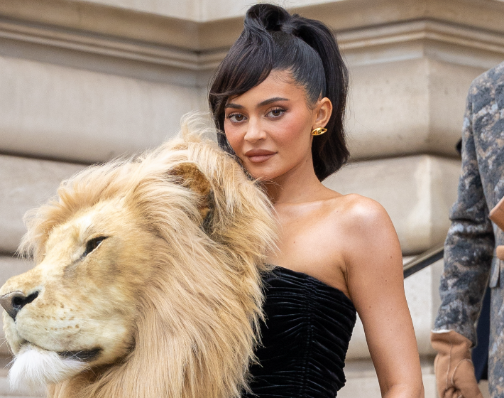 Elnézést, mi? Kylie Jenner egy hatalmas oroszlánfejet visel a fekete ruháján