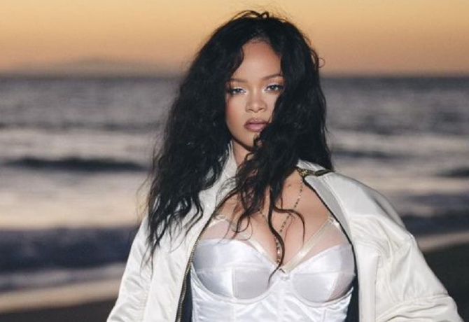 Rihanna bundában mutatta meg terhes hasát 