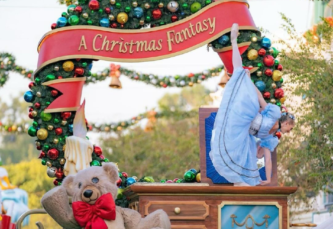 Disneyland karácsonyi dekorációját neked is látnod kell