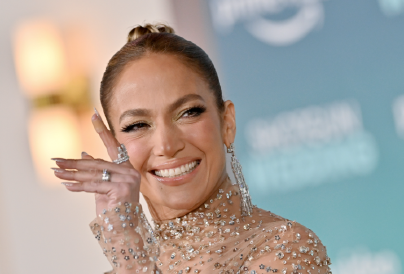Jennifer Lopez cseresznye-mokka körmeit imádják a nők, ez a szín az ősz kedvence 