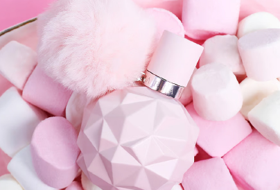 Az 5 legmenőbb vattacukros parfüm, amiért a pasik is rajonganak